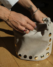 Carica l'immagine nel visualizzatore di Gallery, Suede Bucket Bag