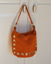 Carica l'immagine nel visualizzatore di Gallery, Suede Bucket Bag