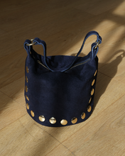 Carica l'immagine nel visualizzatore di Gallery, Suede Bucket Bag