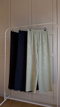 Carica l'immagine nel visualizzatore di Gallery, Pantaloni Satin
