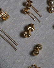 Carica l&#39;immagine nel visualizzatore di Gallery, Golden Nuts Earrings
