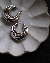 Carica l&#39;immagine nel visualizzatore di Gallery, Mezza Luna Earrings
