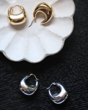 Carica l&#39;immagine nel visualizzatore di Gallery, Bubble Nugget Earrings
