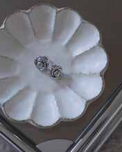 Carica l'immagine nel visualizzatore di Gallery, Bold Knot Earring
