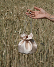 Carica l'immagine nel visualizzatore di Gallery, Pochette Satin
