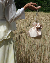 Carica l'immagine nel visualizzatore di Gallery, Pochette Satin
