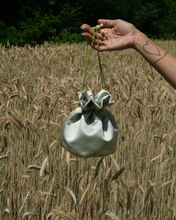 Carica l'immagine nel visualizzatore di Gallery, Pochette Satin
