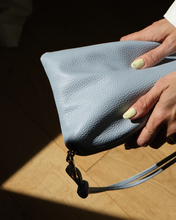 Carica l'immagine nel visualizzatore di Gallery, Pochette in Pelle
